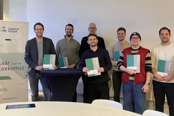 deelnemers module bodem met certicaat naast docent